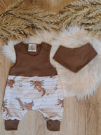 Baby-Strampler „Axel“ mit selbst gezeichnetem Axolotl-Design und passendem Halstuch