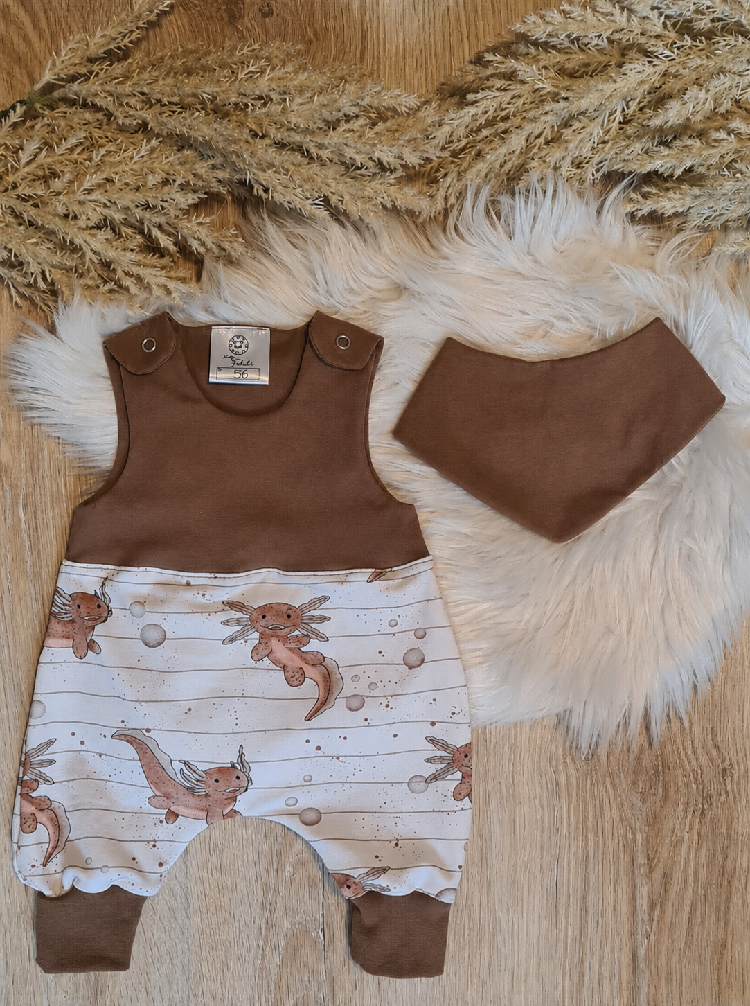 Baby-Strampler „Axel“ mit selbst gezeichnetem Axolotl-Design und passendem Halstuch