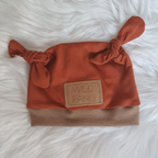 Baby Knoten-Mütze "Roter Fuchs" mit Fuchs-Motiv, handgemacht aus Jersey, 95% Baumwolle 5% Elasthan – passend zur Strampler-Kollektion | Little Falili
