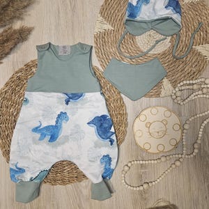 Baby-Strampler „Dinos“ in Blau und Grün mit passender Öhrchen-Mütze „Dinos“, Mütze separat erhältlich