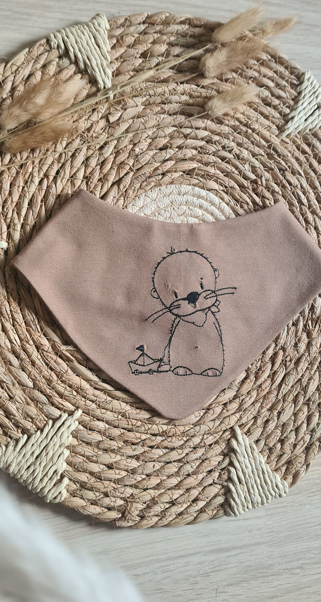 Handmade Baby Halstuch in Braun mit gesticktem Otter-Outline-Motiv – Jersey, 95% Baumwolle, selbst gezeichnetes Design, Little Falili