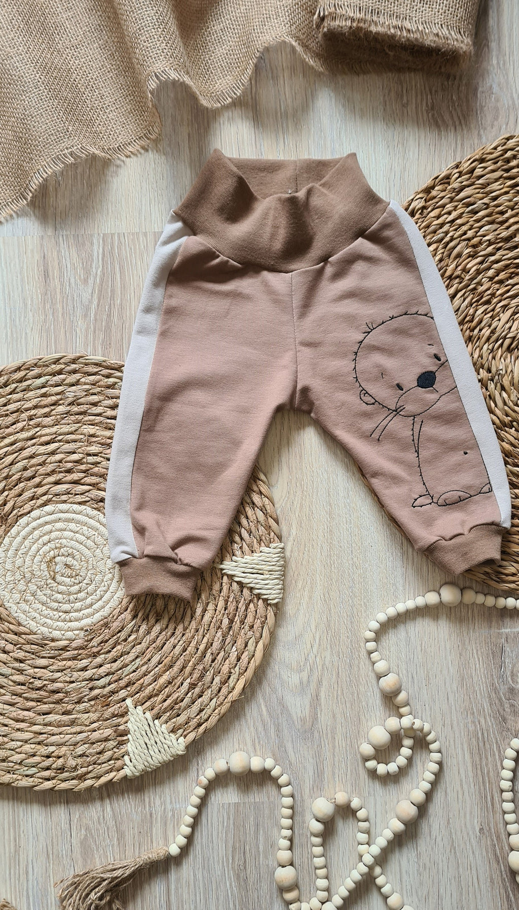 Handgefertigte Hose „Otter Outlines“ aus French Terry mit Otter-Stickerei