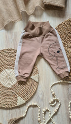 Handgefertigte Hose „Otter Outlines“ aus French Terry mit Otter-Stickerei