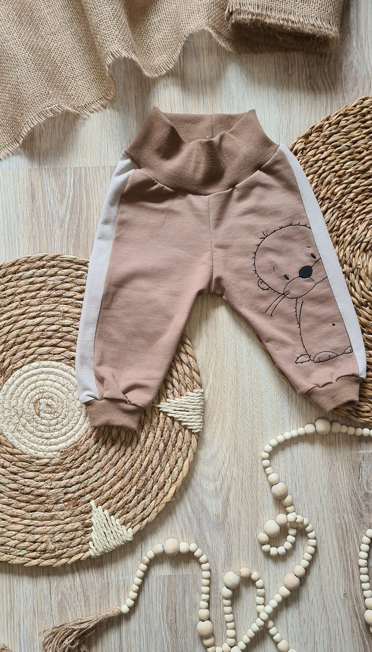 Handgefertigte Hose „Otter Outlines“ aus French Terry mit Otter-Stickerei