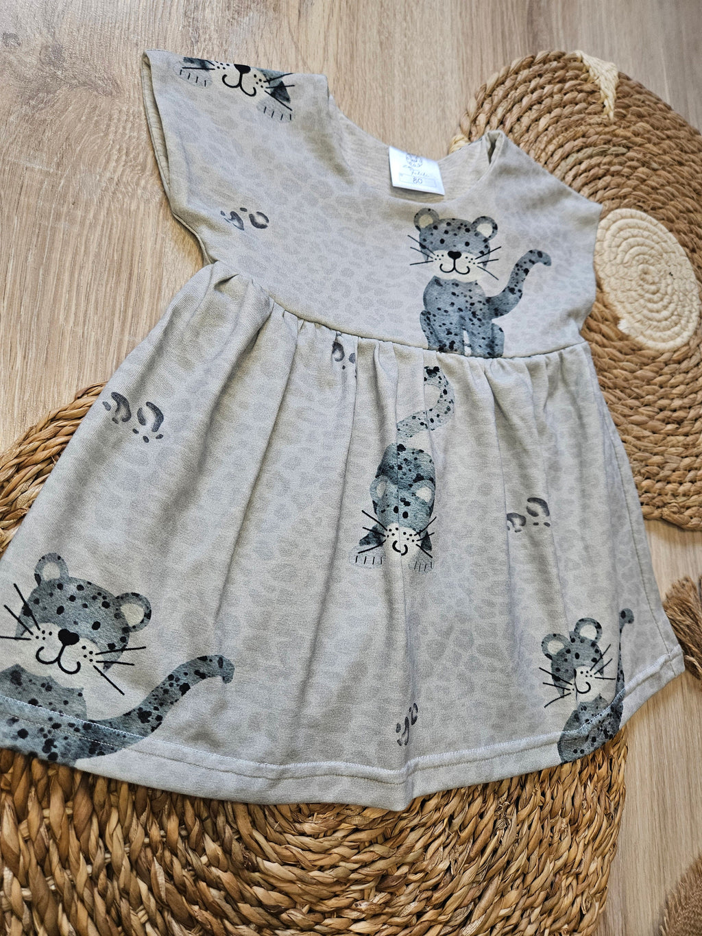 Kinder Tunika Kleid "Leopard" Detailansicht Leopard-Design, Jersey 95% Baumwolle 5% Elasthan, Gr. 62–128 | Little Falili

