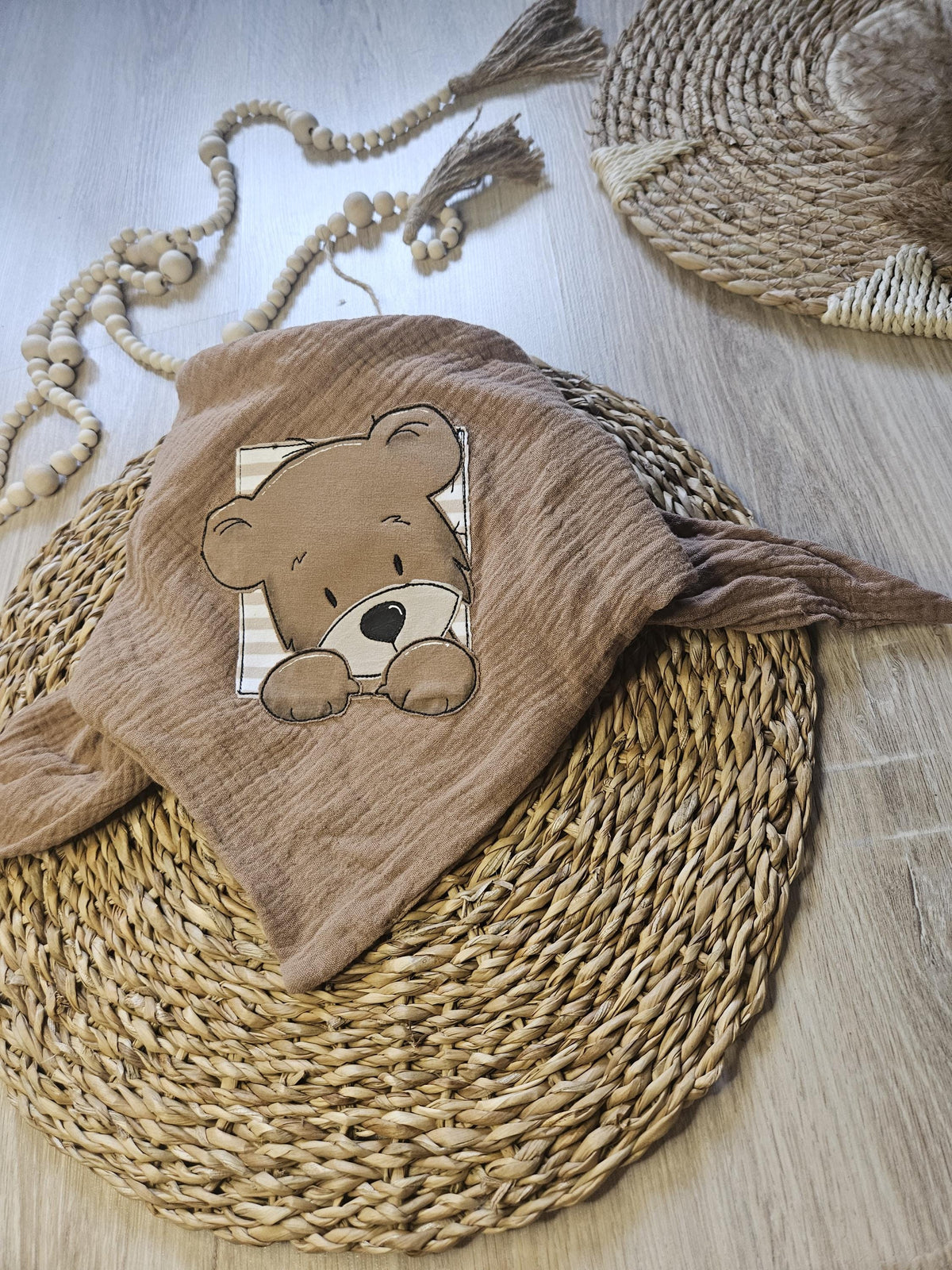 XL Musselintuch "Bär" als Dreieckstuch gebunden, beige, mit niedlichem Bär-Stickmotiv, 100% Baumwolle, handmade | Little Falili
