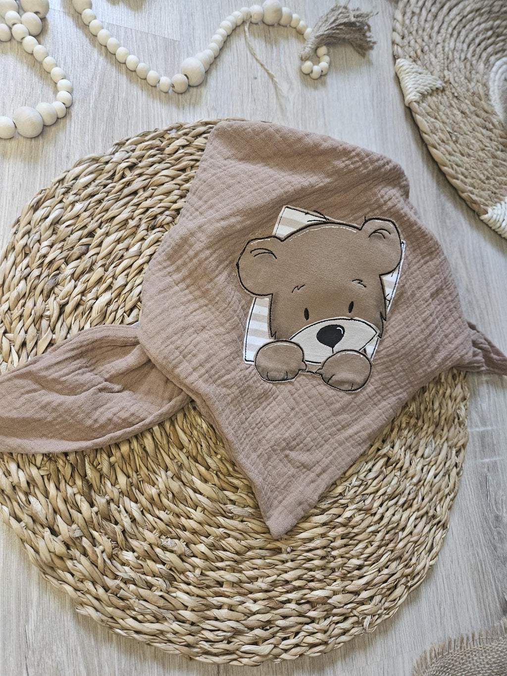 XL Musselintuch "Bär" als Dreieckstuch gebunden, beige, mit niedlichem Bär-Stickmotiv, 100% Baumwolle, handmade | Little Falili

