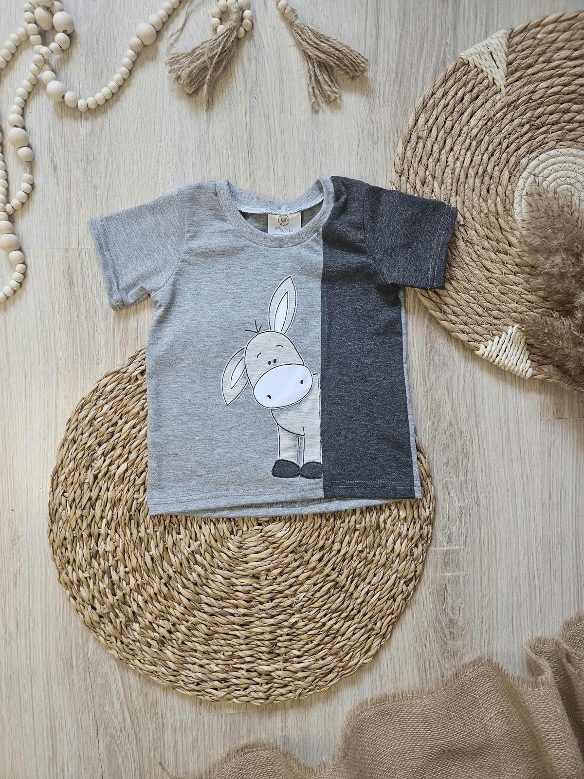 Kinder-Shirt "Kleiner Esel" Detailansicht Esel-Stickerei, 65% Baumwolle 30% Polyester 5% Elasthan, Gr. 62–104 | Little Falili
