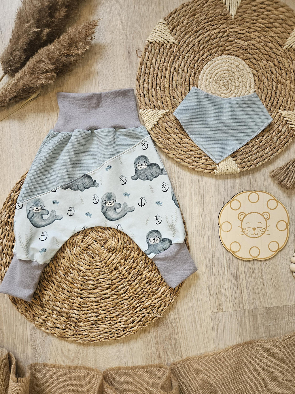 Baby Pumphose "Rudi die Robbe" mit Robben-Motiv, handgemacht aus Waffeljersey & French Terry, 96% Baumwolle 4% Elasthan | Little Falili
