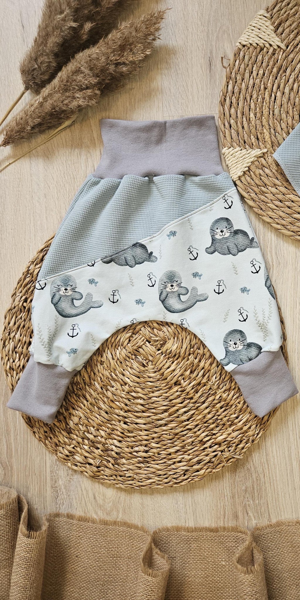 Baby Pumphose "Rudi die Robbe" Detailansicht Robben-Motiv, Waffeljersey & French Terry 96% Baumwolle 4% Elasthan | Little Falili
