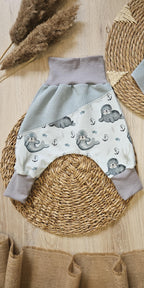 Baby Pumphose "Rudi die Robbe" Detailansicht Robben-Motiv, Waffeljersey & French Terry 96% Baumwolle 4% Elasthan | Little Falili

