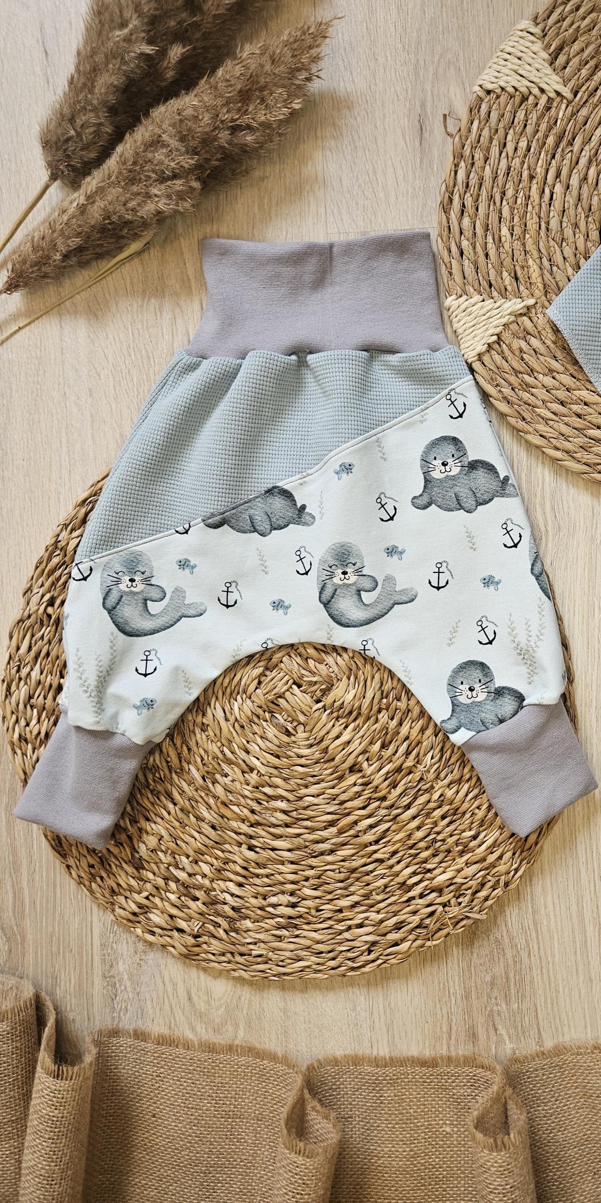 Baby Pumphose "Rudi die Robbe" Detailansicht Robben-Motiv, Waffeljersey & French Terry 96% Baumwolle 4% Elasthan | Little Falili
