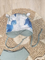 Baby Öhrchen-Mütze "Dinos" mit Dino-Allover-Muster, handgemacht aus French Terry & Jersey, 95% Baumwolle 5% Elasthan – passend zum Dinos-Strampler | Little Falili

