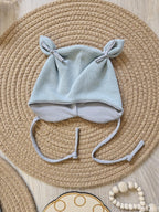 Baby Öhrchen-Mütze "Eisbär" handgemacht aus Waffeljersey & Jersey, 98% Baumwolle 2% Elasthan – passend zum Eisbär-Strampler | Little Falili
