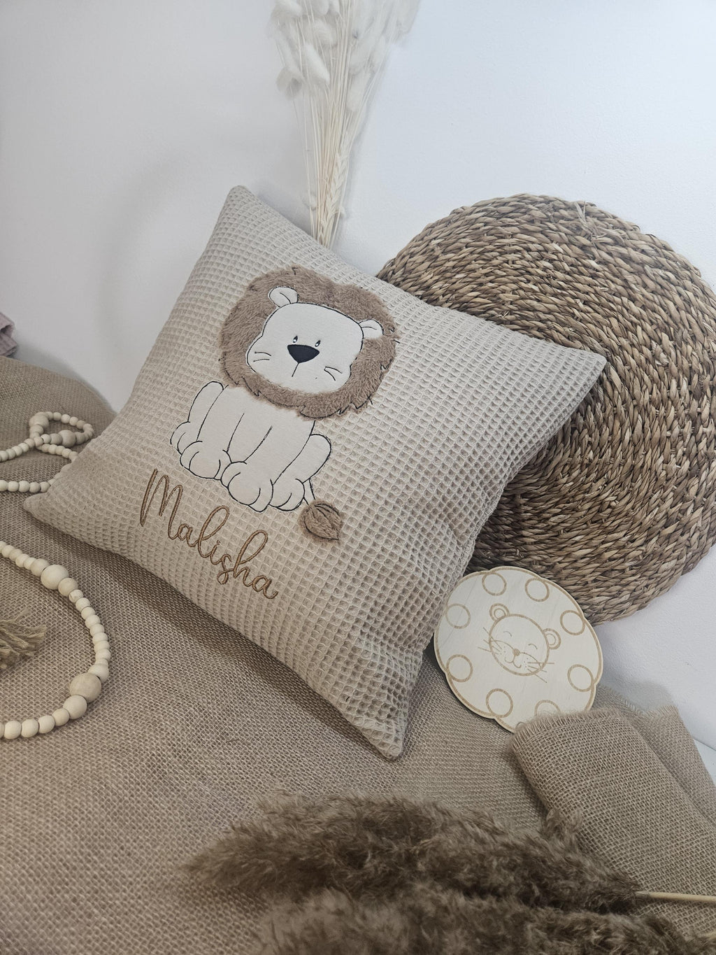 Kissenbezug "Löwe" Detailansicht Stickerei mit Name, Waffelpiqué 100% Baumwolle – Geschenk zur Geburt & Taufe | Little Falili

