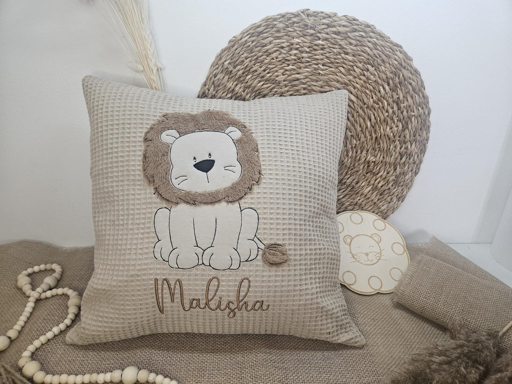 Personalisierter Kissenbezug "Löwe" mit Löwen-Stickerei und Wunschname, Waffelpiqué 100% Baumwolle, 40x40 cm | Little Falili
