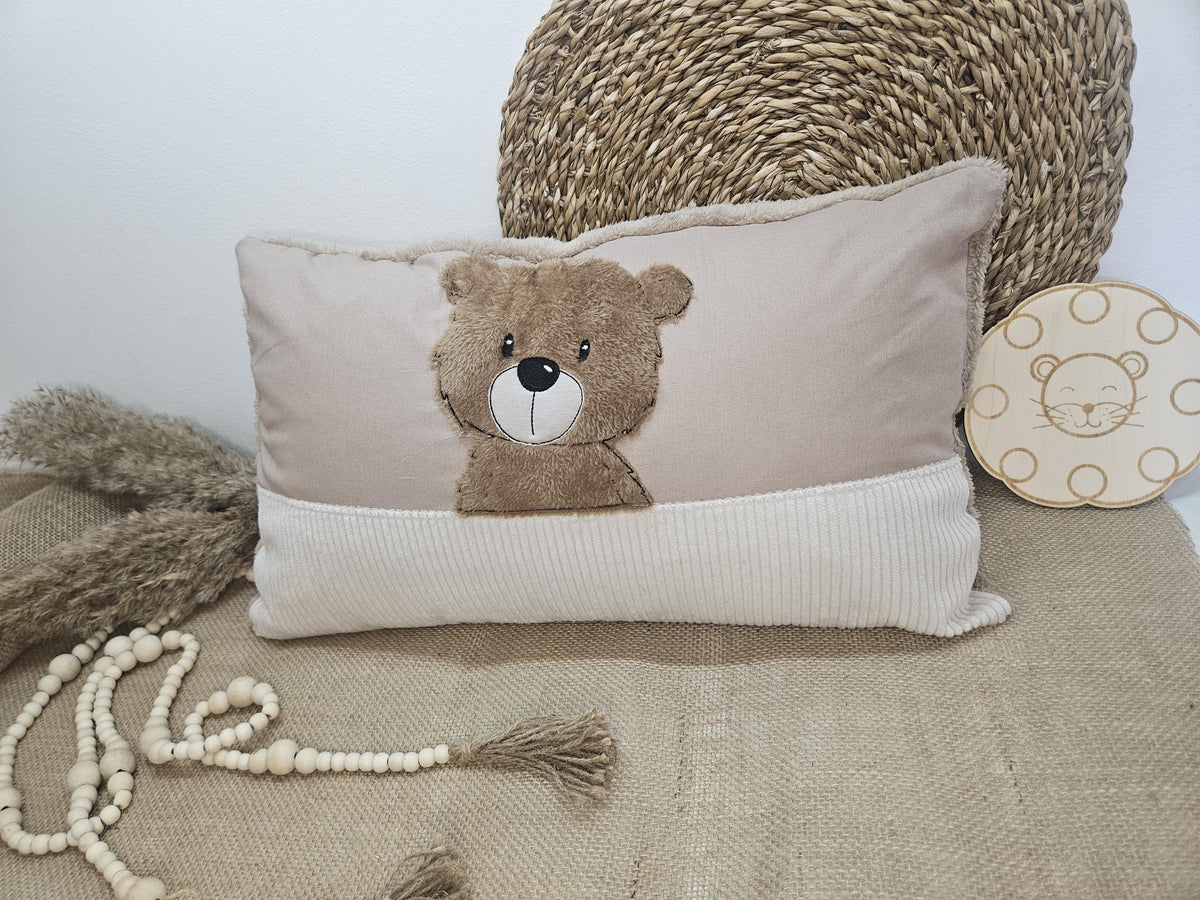 Personalisierter Kissenbezug "Bär" mit Namens-Stickerei, 100% Baumwolle & 100% Polyester Sherpa Fleece, inkl. Kisseninlett, 30x50 cm. Geschenk zur Geburt & Taufe.
